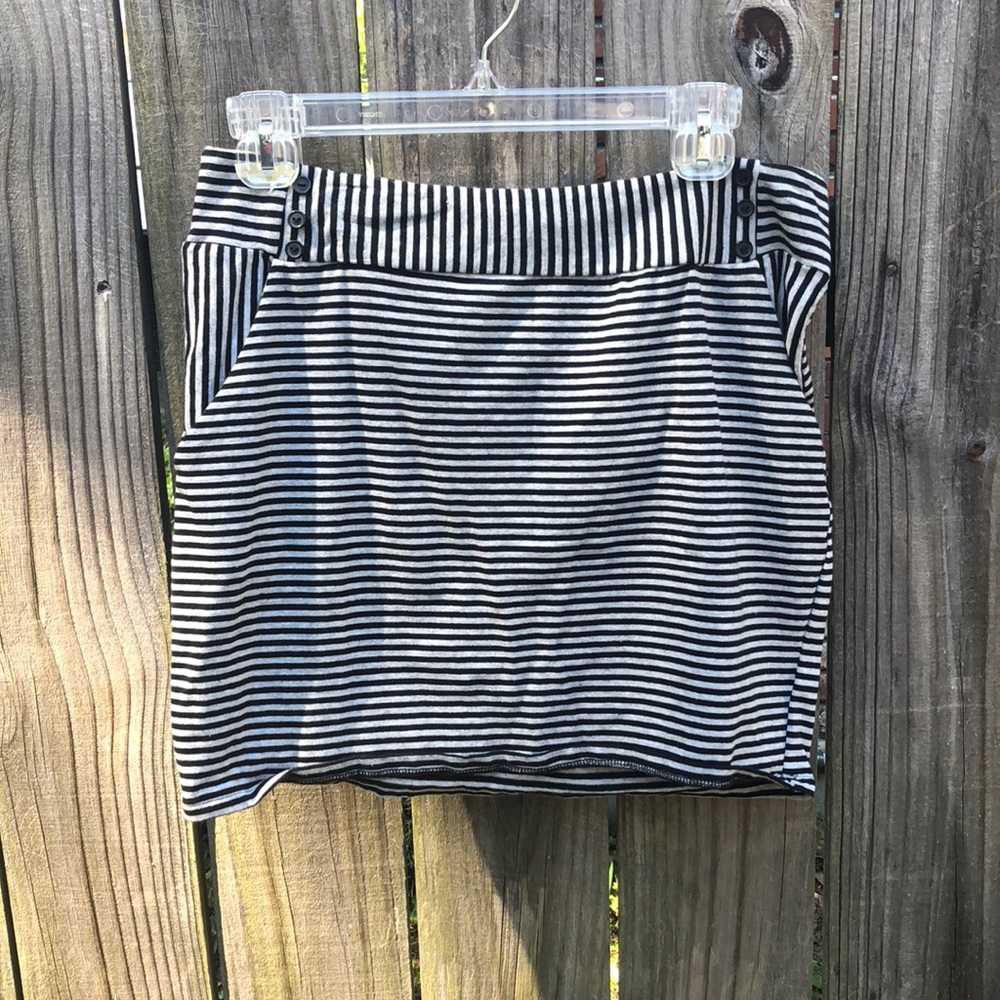 Elastic waist striped mini skirt